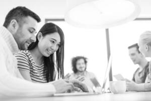 équipe commerciale de démarrage lors d'une réunion dans un immeuble de bureaux moderne photo