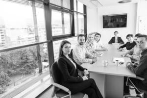 groupe de jeunes réunis au bureau de démarrage photo