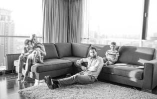 jeune famille heureuse jouant ensemble sur un canapé photo
