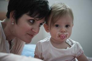 mère joue avec bébé à la maison photo