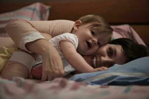 mère joue avec bébé à la maison photo