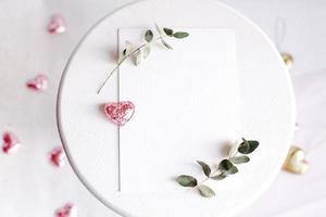 fond avec espace de copie vierge sur table, coeur de paillettes, eucalyptus photo