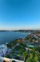 Istanbul, Turquie. Sultanahmet zone avec le bleu mosquée et le hagia Sophia avec une d'or klaxon et le bosphore pont dans le Contexte à lever du soleil. photo