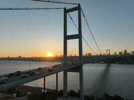 Istanbul le bosphore pont et ville horizon dans Contexte avec turc drapeau à magnifique coucher de soleil, aérien faire glisser en orbite et suivi coup photo