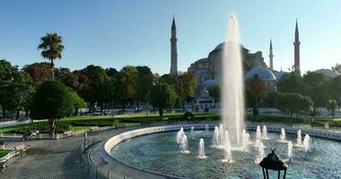 Istanbul, Turquie. Sultanahmet zone avec le bleu mosquée et le hagia Sophia avec une d'or klaxon et le bosphore pont dans le Contexte à lever du soleil. photo