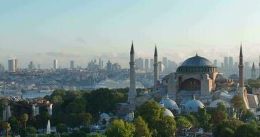 Istanbul, Turquie. Sultanahmet zone avec le bleu mosquée et le hagia Sophia avec une d'or klaxon et le bosphore pont dans le Contexte à lever du soleil. photo