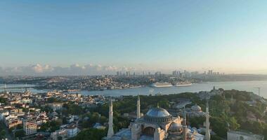 Istanbul, Turquie. Sultanahmet zone avec le bleu mosquée et le hagia Sophia avec une d'or klaxon et le bosphore pont dans le Contexte à lever du soleil. photo