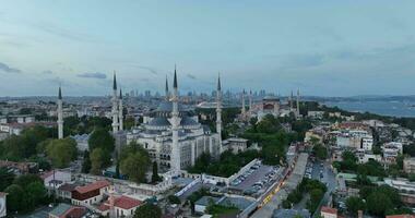 établissement en orbite aérien drone coup de une hagia Sophia saint grandiose mosquée avec le bosphore pont et ville horizon avec une drapeau sur le Contexte dans Fatih, Istanbul, dinde à le coucher du soleil. photo