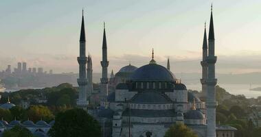 Istanbul, Turquie. Sultanahmet avec le bleu mosquée et le hagia Sophia avec une d'or klaxon sur le Contexte à lever du soleil. cinématique aérien voir. photo