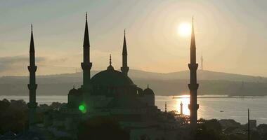 Istanbul, Turquie. Sultanahmet avec le bleu mosquée et le hagia Sophia avec une d'or klaxon sur le Contexte à lever du soleil. cinématique aérien voir. photo