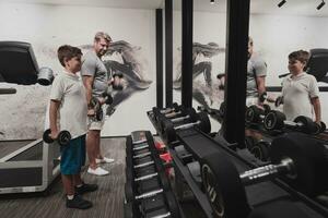 père et fils s'entraînent ensemble au gymnase à domicile. le concept de vie saine. mise au point sélective photo