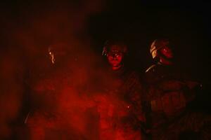 soldats équipe dans action sur nuit mission en utilisant laser vue faisceau lumières militaire équipe concept photo