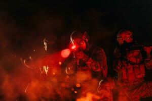 soldats équipe dans action sur nuit mission en utilisant laser vue faisceau lumières militaire équipe concept photo