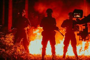 vidéaste avec professionnel film vidéo caméra cardan stabilisation équipement prise action tirer de soldats dans action dans forêt photo