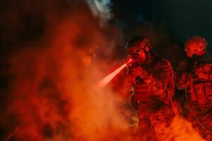 soldats équipe dans action sur nuit mission en utilisant laser vue faisceau lumières militaire équipe concept photo