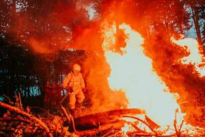 sapeur pompier héros dans action danger sauter plus de Feu flamme à porter secours et enregistrer photo