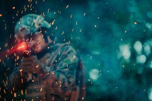 une soldat combats dans une forêt de guerre zone entouré par Feu photo