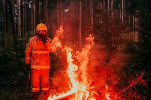 sapeur pompier à emploi. sapeur pompier dans dangereux forêt zones entouré par fort Feu. concept de le travail de le Feu un service photo