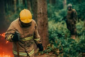 sapeur pompier à emploi. sapeur pompier dans dangereux forêt zones entouré par fort Feu. concept de le travail de le Feu un service photo