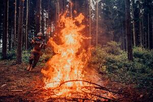 moderne guerre soldats entouré par Feu bats toi dans dense et dangereux forêt zones photo