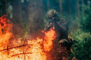 une soldat combats dans une forêt de guerre zone entouré par Feu photo