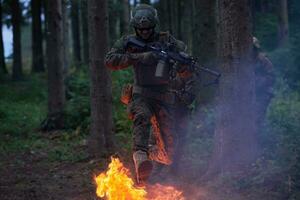 soldat en action la nuit sautant par-dessus le feu photo