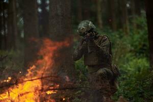 Soldat en action visant l'optique de visée laser de l'arme photo