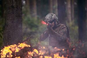 Soldat en action visant l'optique de visée laser de l'arme photo