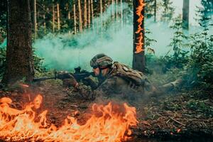 moderne guerre soldat entouré par feu, bats toi dans dense et dangereux forêt zones photo