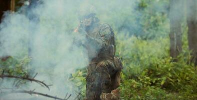 Soldat en action visant l'optique de visée laser de l'arme photo