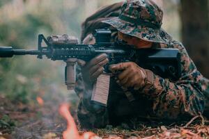 moderne guerre soldat entouré par feu, bats toi dans dense et dangereux forêt zones photo