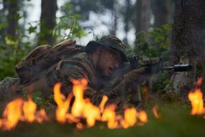 Soldat en action visant l'optique de visée laser de l'arme photo