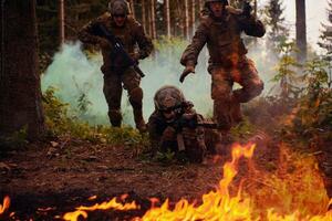 escouade de soldats de la guerre moderne au combat photo