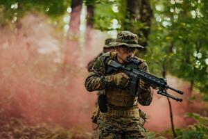 bataille de le militaire dans le guerre. militaire troupes dans le fumée photo