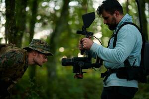 vidéaste en action tournage de soldats en action photo