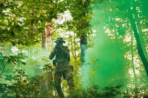 bataille de le militaire dans le guerre. militaire troupes dans le fumée photo