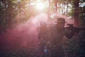 escouade de soldats de la guerre moderne au combat photo