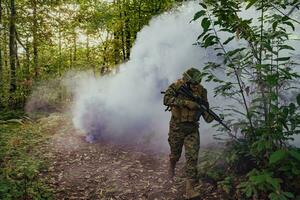 bataille de le militaire dans le guerre. militaire troupes dans le fumée photo