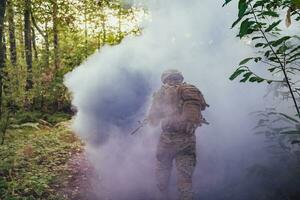 bataille de le militaire dans le guerre. militaire troupes dans le fumée photo