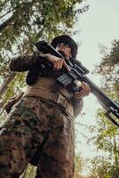 soldat portrait avec protecteur armée tactique équipement et arme ayant une Pause et relaxant photo