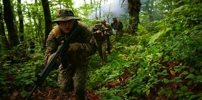 escouade de soldats de la guerre moderne au combat photo