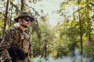 soldat portrait avec protecteur armée tactique équipement et arme ayant une Pause et relaxant photo