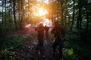 escouade de soldats de la guerre moderne au combat photo