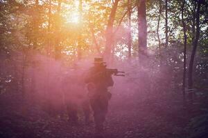 escouade de soldats de la guerre moderne au combat photo