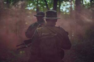 escouade de soldats de la guerre moderne au combat photo