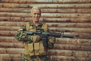 femme soldat prêt pour bataille portant protecteur militaire équipement et arme photo