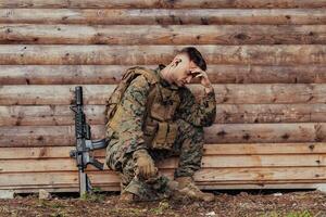 dérangé soldat a psychologique problèmes en portant le sien tête photo