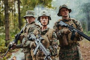 moderne guerre soldats équipe fonctionnement dans tactique bataille formation femme comme une équipe chef photo