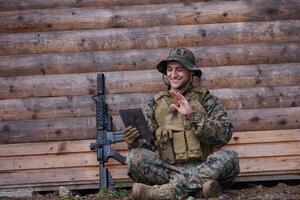 soldat à l'aide d'un ordinateur tablette dans un camp militaire photo