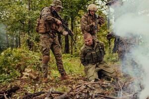 soldats équipe a été Capturer vivant terroriste et interrogatoire leur sur leur sur spécial tactique violent façon photo